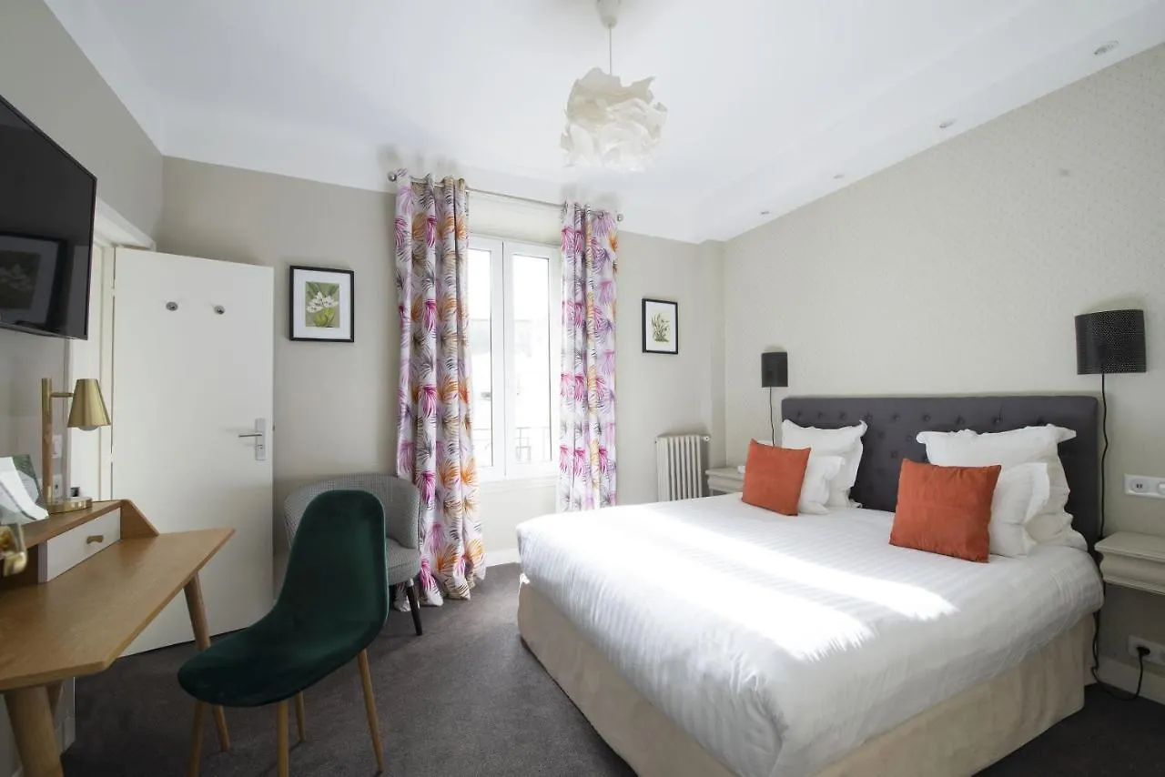 Hotel Des Batignolles Paris 3*,
